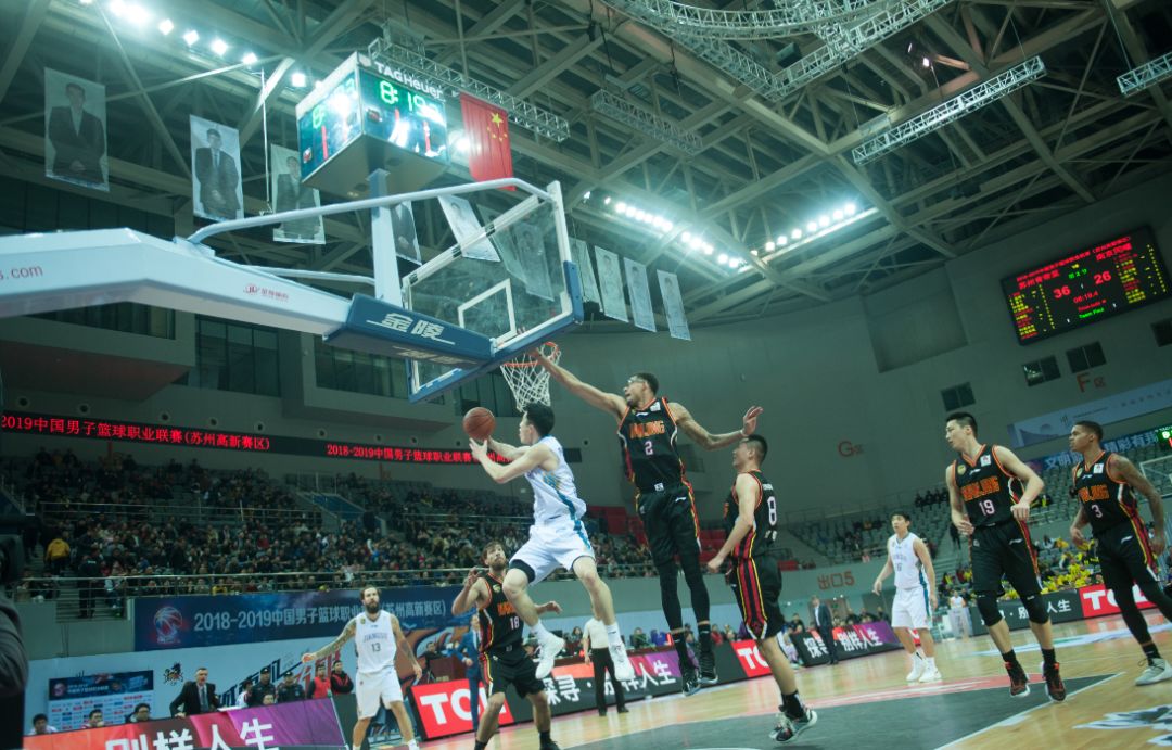 火爆全场!一支球队在国际赛事中引爆热潮的简单介绍