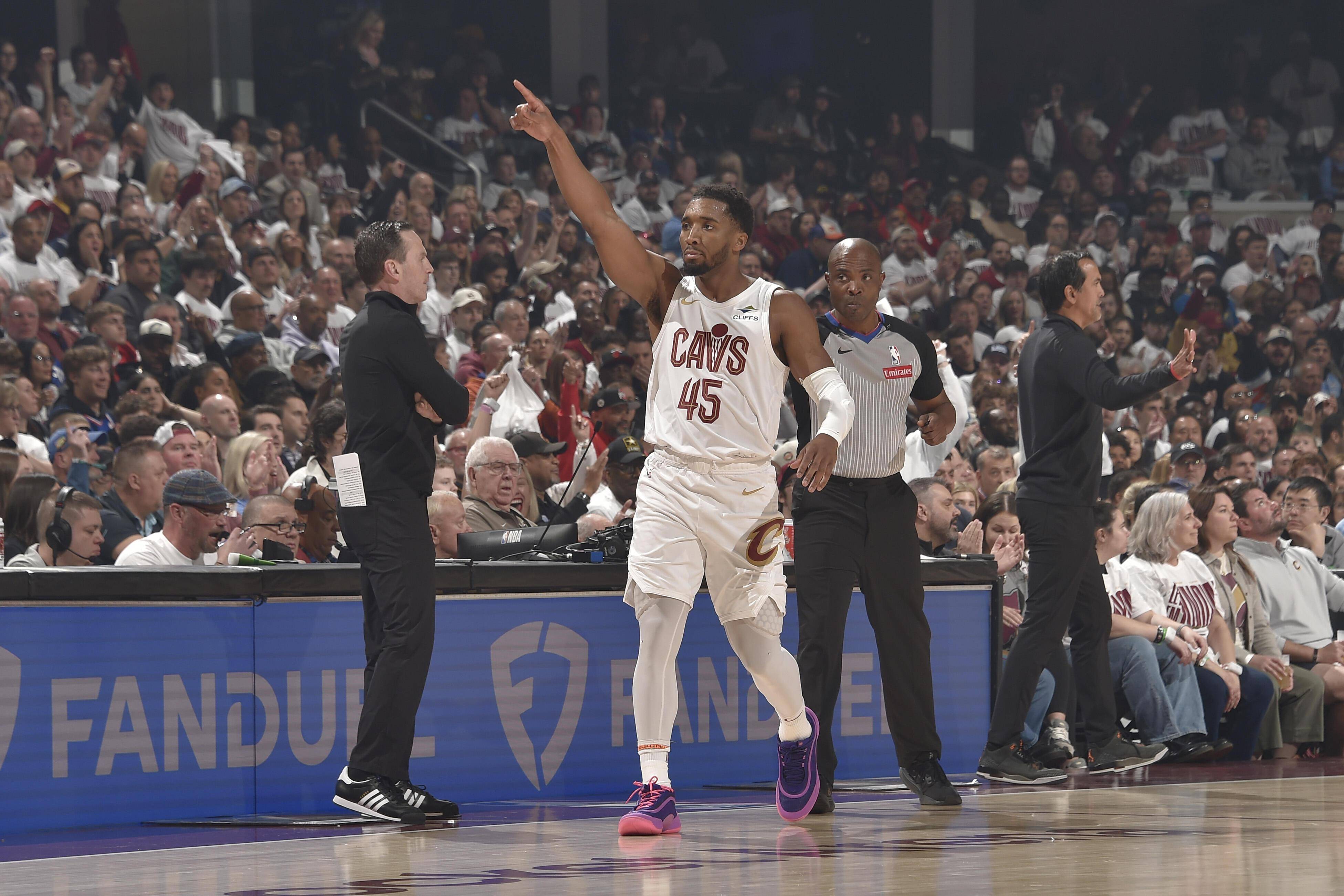 爵士三巨头联手，绝杀战胜得分突破，火箭冲击季后赛！