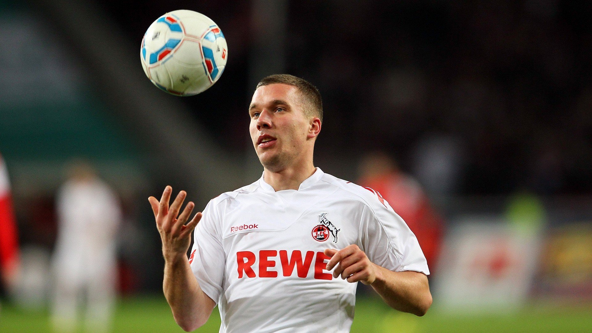 C罗重返赛场，重返赛场首场状态出色，瑞士队观众沸腾！引发球迷热议