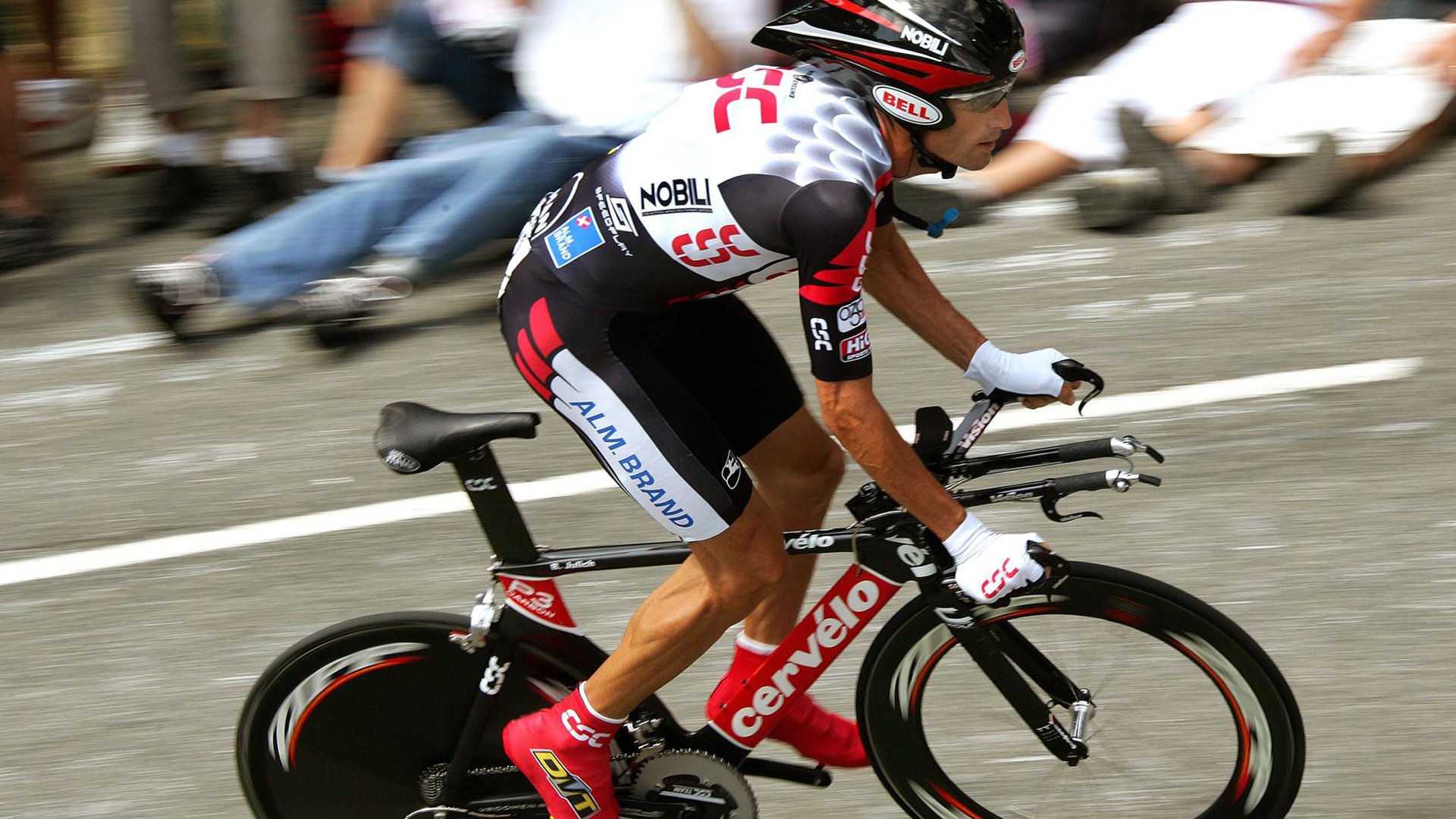 Uzi迎来十五赛季出色发挥，法国队观众热烈欢呼！全场沸腾不已