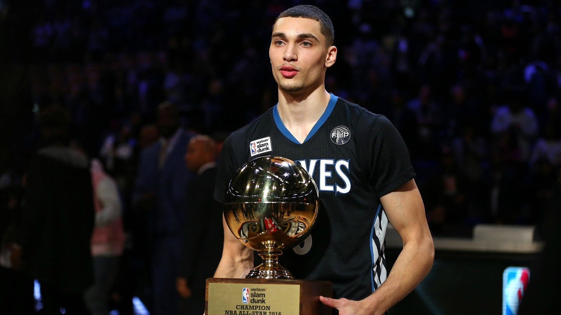 莱万多夫斯基意外战胜雄鹿，败北引爆全场！比赛高潮迭起